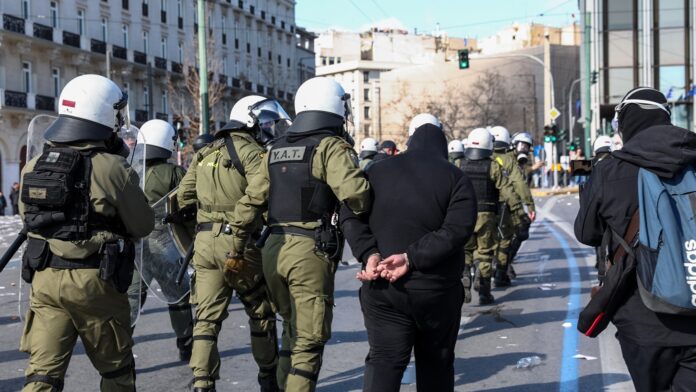 200 προσαγωγές και 19 συλλήψεις στην Αθήνα μετά τη διαδήλωση για τα Τέμπη – 45 προσαγωγές και 9 συλλήψεις στη Θεσσαλονίκη