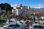 Καλαμπάκα: Συγκλονισμός και πλήθος κόσμου στο μνημόσυνο της Χρύσας, της Αναστασίας και της Θωμαής Πλακιά που χάθηκαν στα Τέμπη