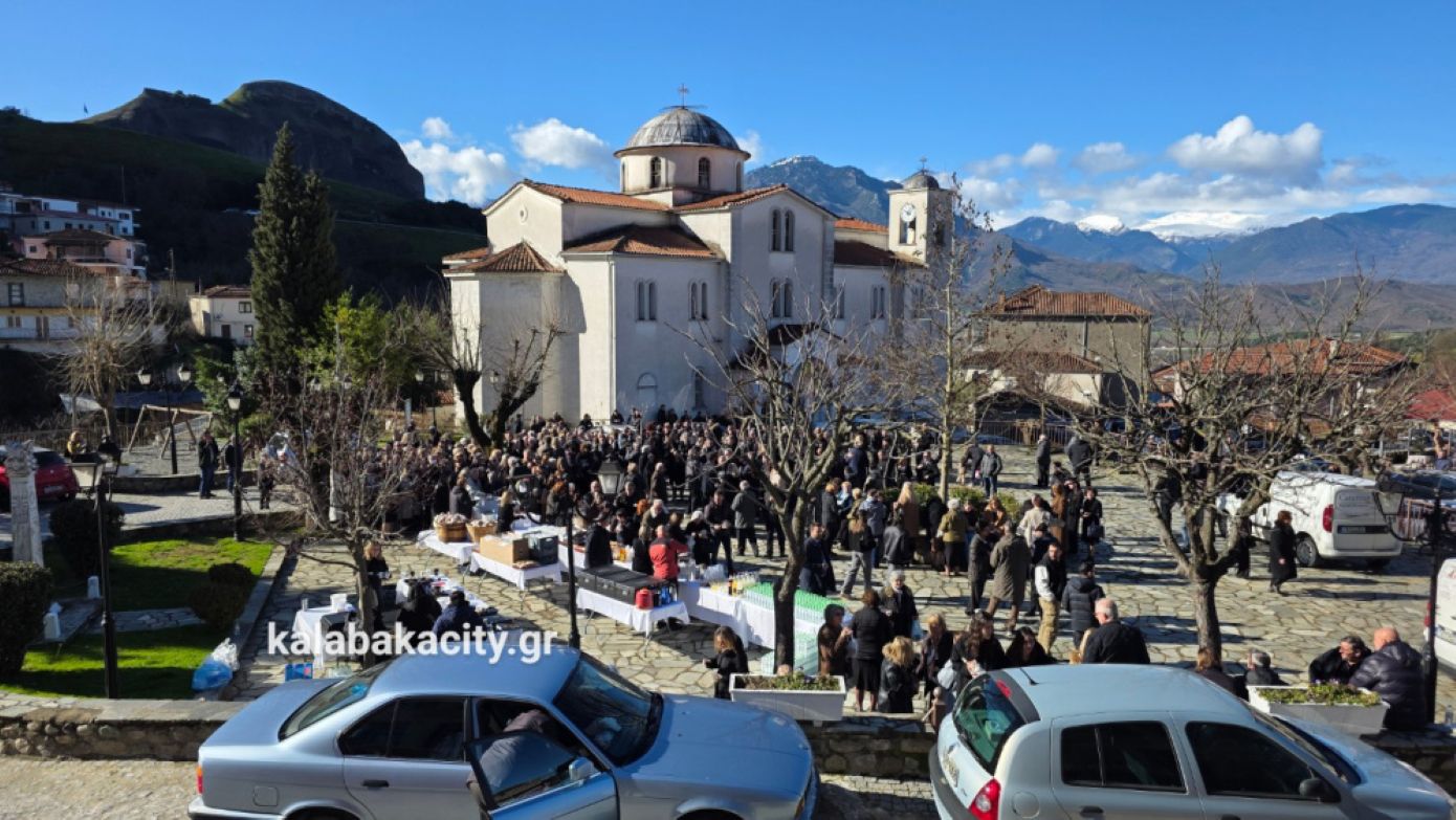 Καλαμπάκα: Συγκλονισμός και πλήθος κόσμου στο μνημόσυνο της Χρύσας, της Αναστασίας και της Θωμαής Πλακιά που χάθηκαν στα Τέμπη