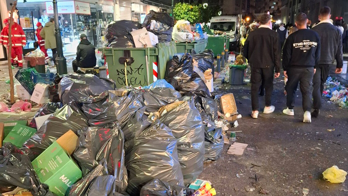 Γέμισαν σκουπίδια οι δρόμοι της Θεσσαλονίκης εξαιτίας της Τσικνοπέμπτης