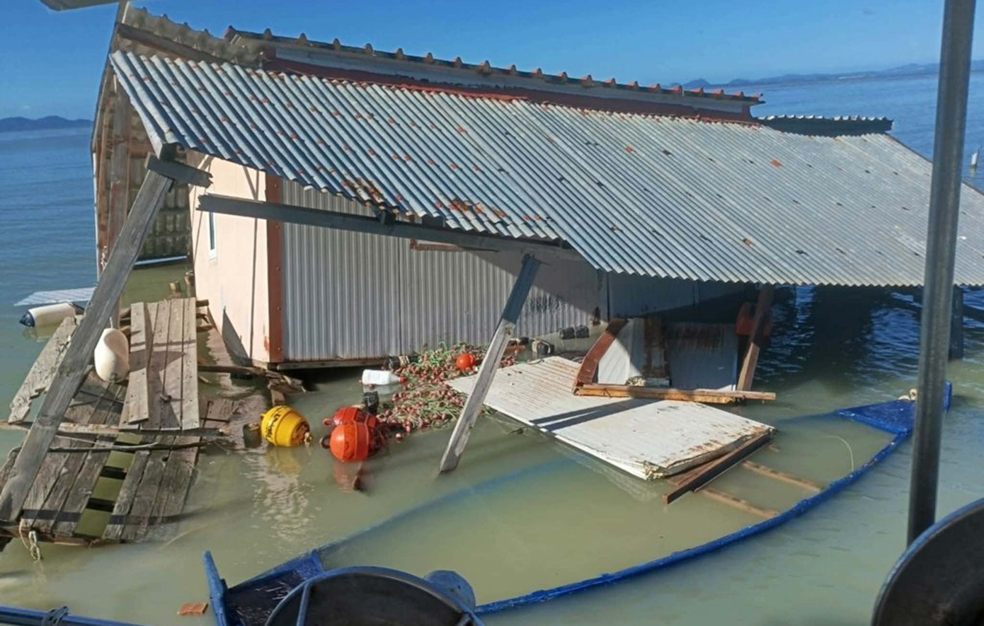 Σοβαρές υλικές φθορές σε καταστήματα στα Σύβοτα και στη Σαγιάδα από τα κύματα που βγήκαν στη στεριά