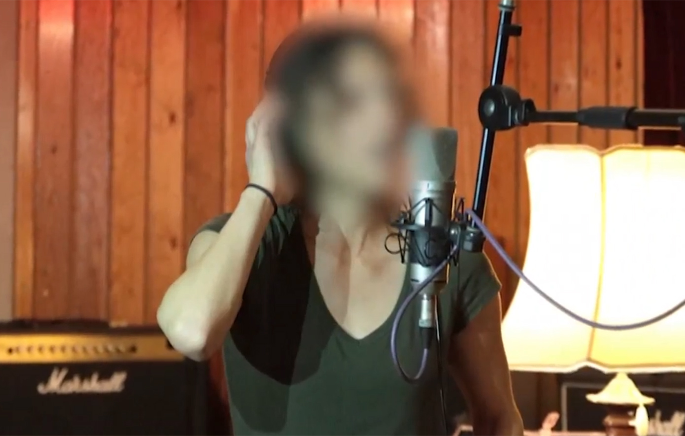 «Όλο αυτό από ένα ποτό;» – Η ποινή στη τραγουδίστρια που χτύπησε αμάξια στο Κολωνάκι και ο διάλογος στο δικαστήριο