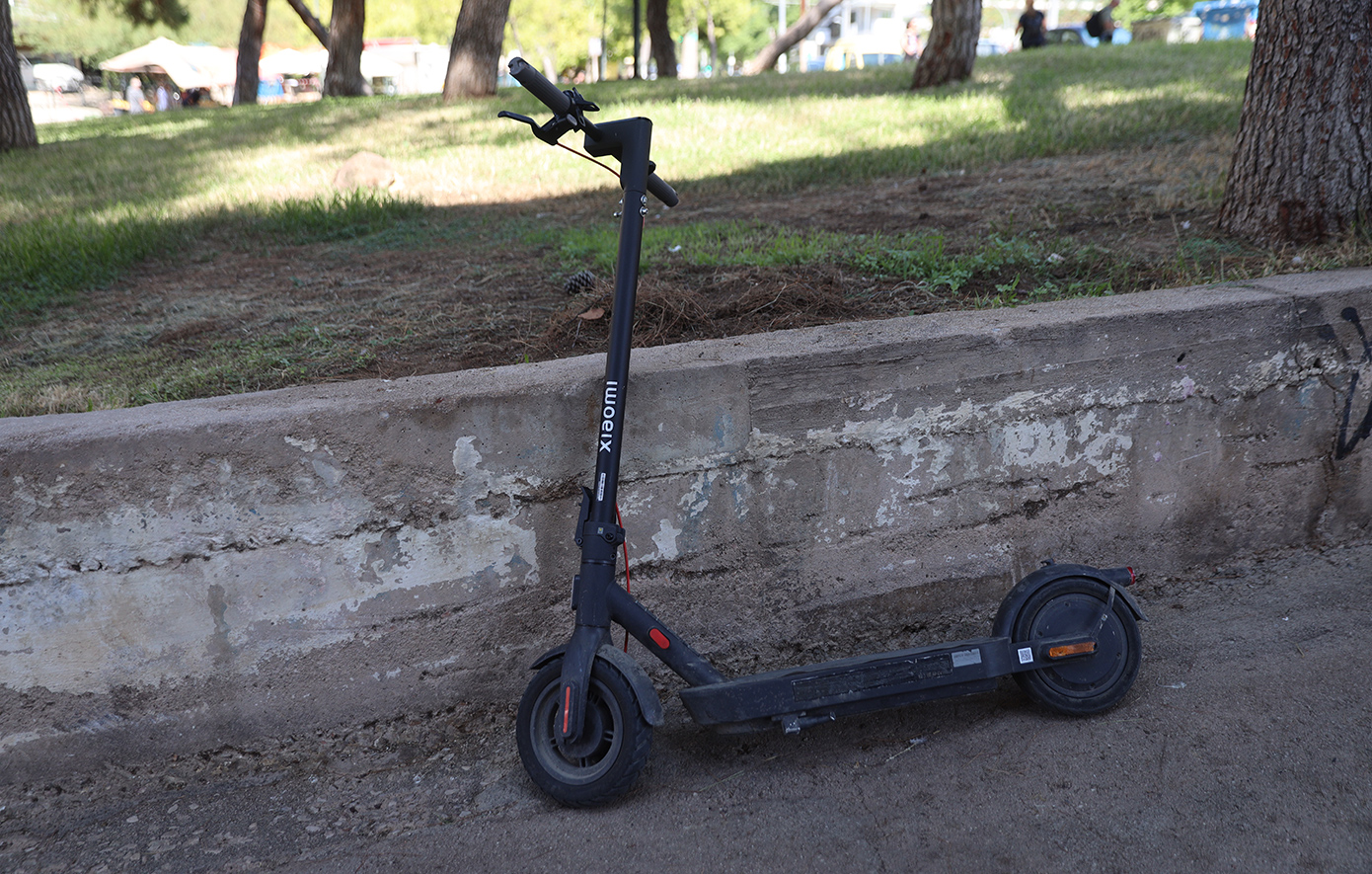 Πατίνι τραυματίζει καρκινοπαθή γυναίκα στη Λάρισα – Η κόρη της αναζητά υλικό από κάμερες