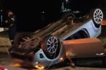 Ανατροπή ΙΧ μετά από σφοδρή σύγκρουση με λεωφορείο στον Σκαραμαγκά – Απεγκλωβίστηκε ο οδηγός