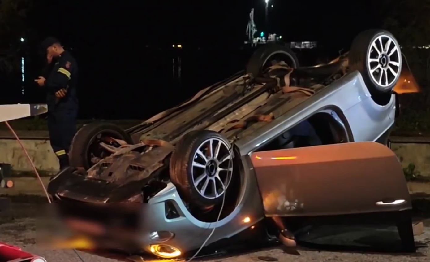 Ανατροπή ΙΧ μετά από σφοδρή σύγκρουση με λεωφορείο στον Σκαραμαγκά – Απεγκλωβίστηκε ο οδηγός