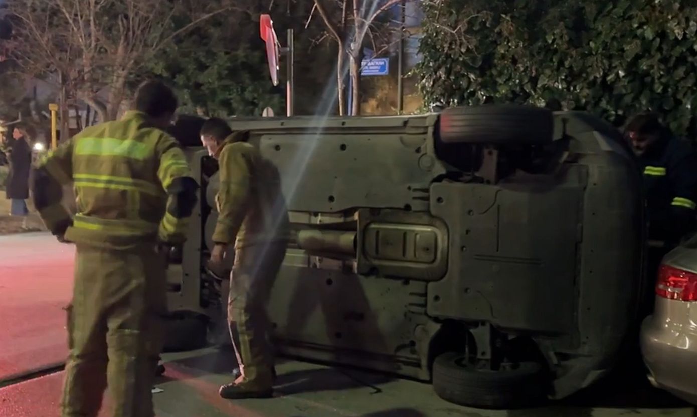 Ανατροπή αυτοκινήτου και εγκλωβισμός δύο ατόμων σε τροχαίο στην Κηφισιά – Δείτε το βίντεο