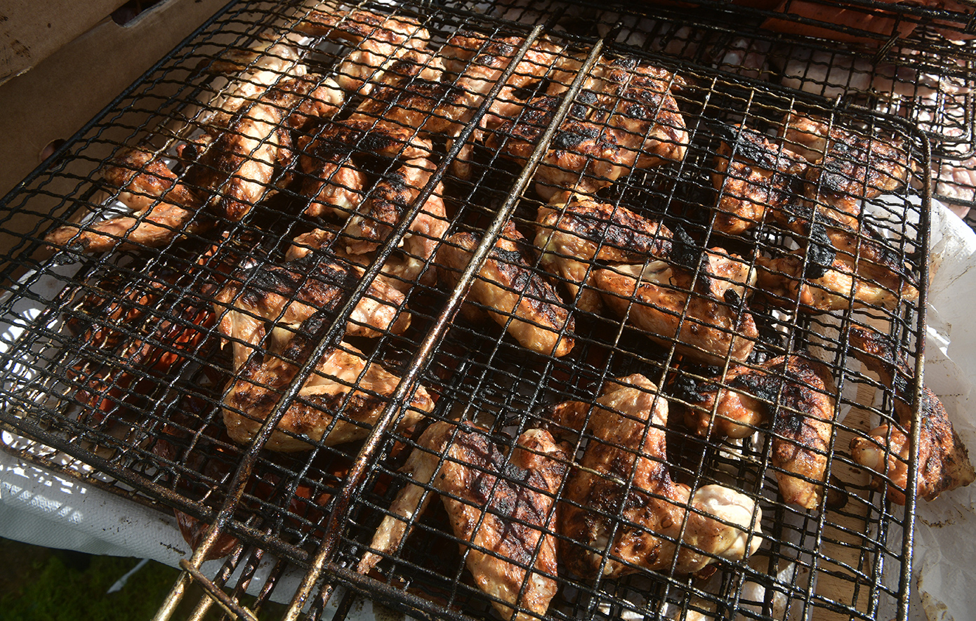 Πόσο πιο ακριβό θα είναι φέτος το τραπέζι της Τσικνοπέμπτης