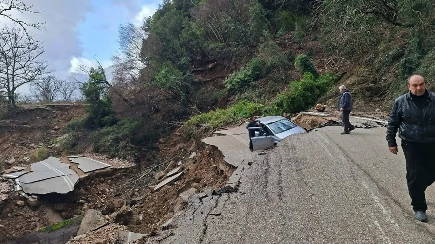Κατέρρευσε επαρχιακός δρόμος στα Τζουμέρκα – Από θαύμα σώθηκε κάτοικος της περιοχής