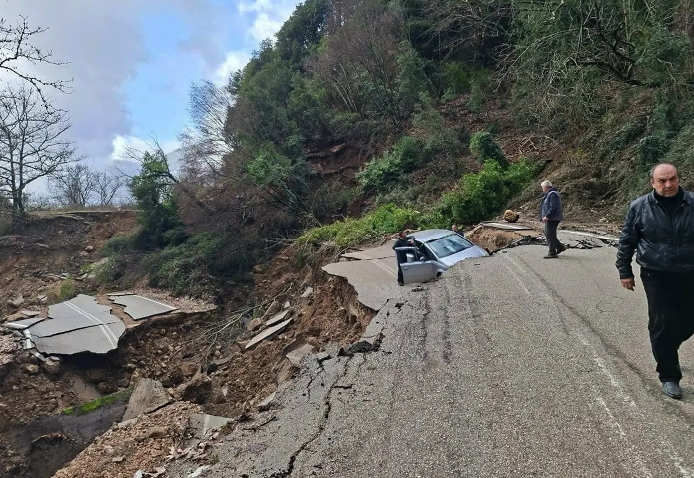 Κατέρρευσε επαρχιακός δρόμος στα Τζουμέρκα – Από θαύμα σώθηκε κάτοικος της περιοχής