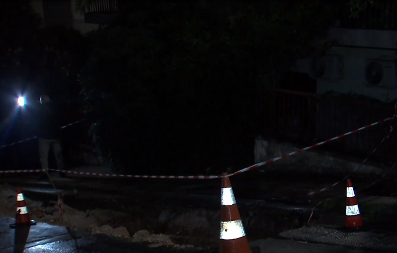 Η Αττική πλήττεται από κακοκαιρία – Ρέμα υπερχείλισε στο Πικέρμι, καθίζηση στο Πολύγωνο λόγω καταιγίδας – Συνεχίζεται το κύμα κακοκαιρίας