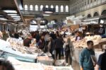 Βαρβάκειος και Καπάνι: Ανοιχτές για σαρακοστιανές αγορές της τελευταίας στιγμής