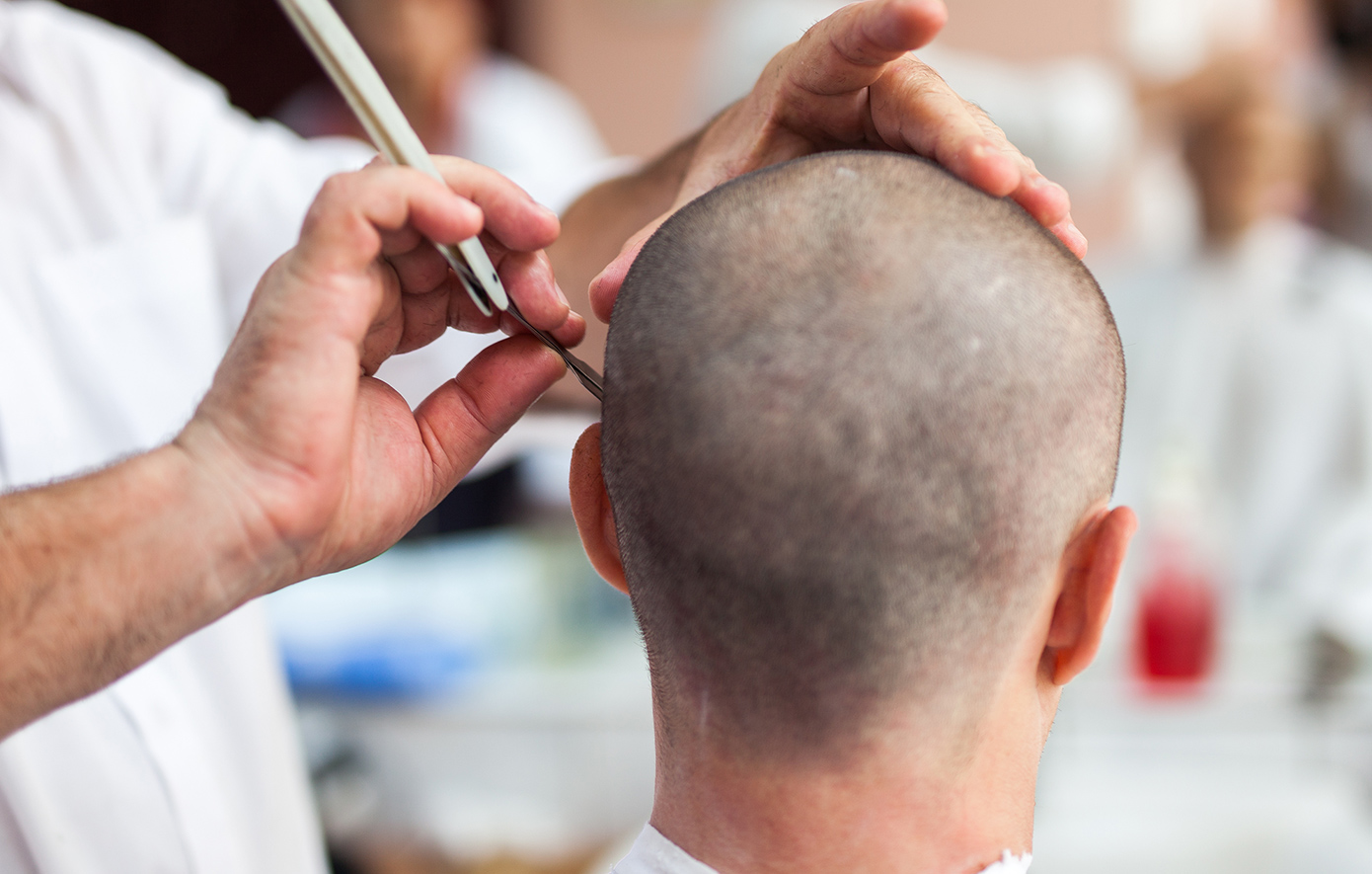 Σοκαριστικό συμβάν στην Πύλο – 25χρονος επιτέθηκε στον κουρέα με γκλοπ λόγω δυσαρέσκειας για το κούρεμα