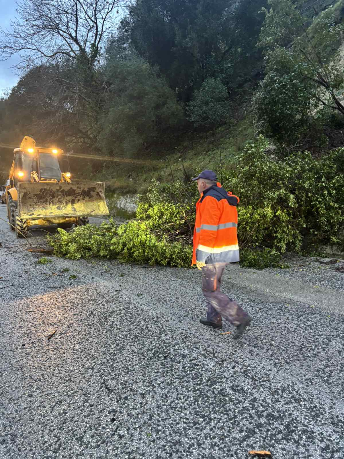Στο έλεος της κακοκαιρίας η Ήπειρος με κλειστούς δρόμους και νέες κατολισθήσεις