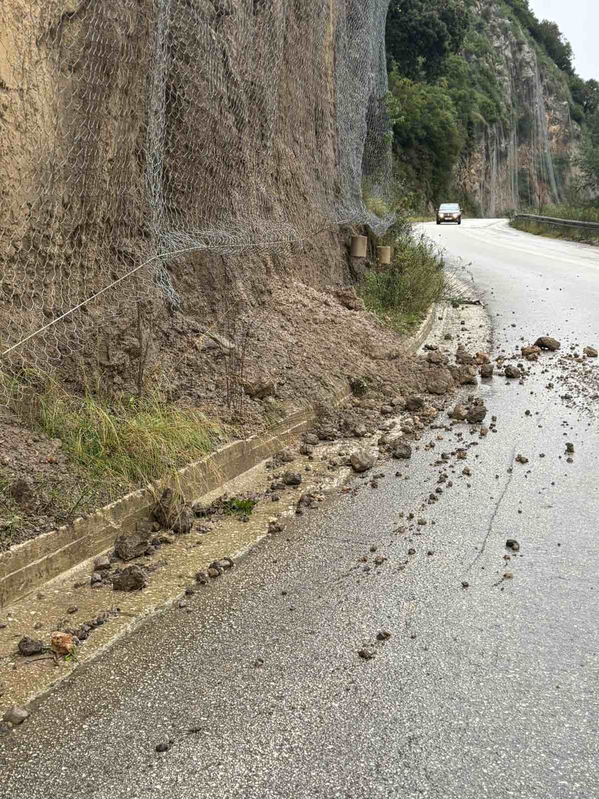 Στο έλεος της κακοκαιρίας η Ήπειρος με κλειστούς δρόμους και νέες κατολισθήσεις