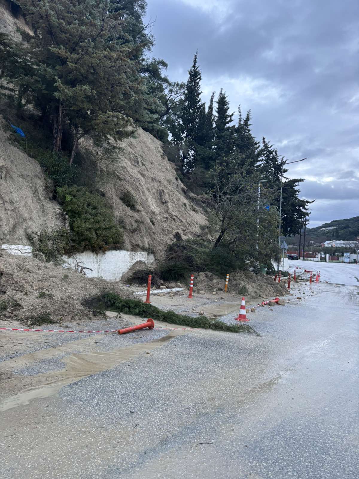 Στο έλεος της κακοκαιρίας η Ήπειρος με κλειστούς δρόμους και νέες κατολισθήσεις