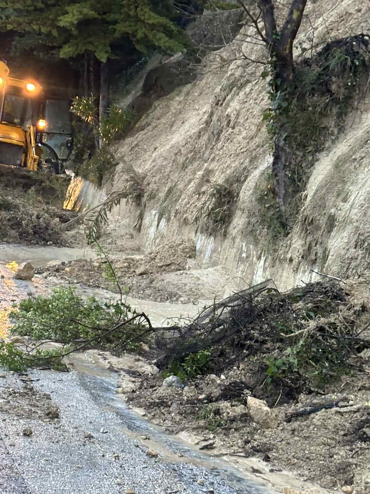 Στο έλεος της κακοκαιρίας η Ήπειρος με κλειστούς δρόμους και νέες κατολισθήσεις