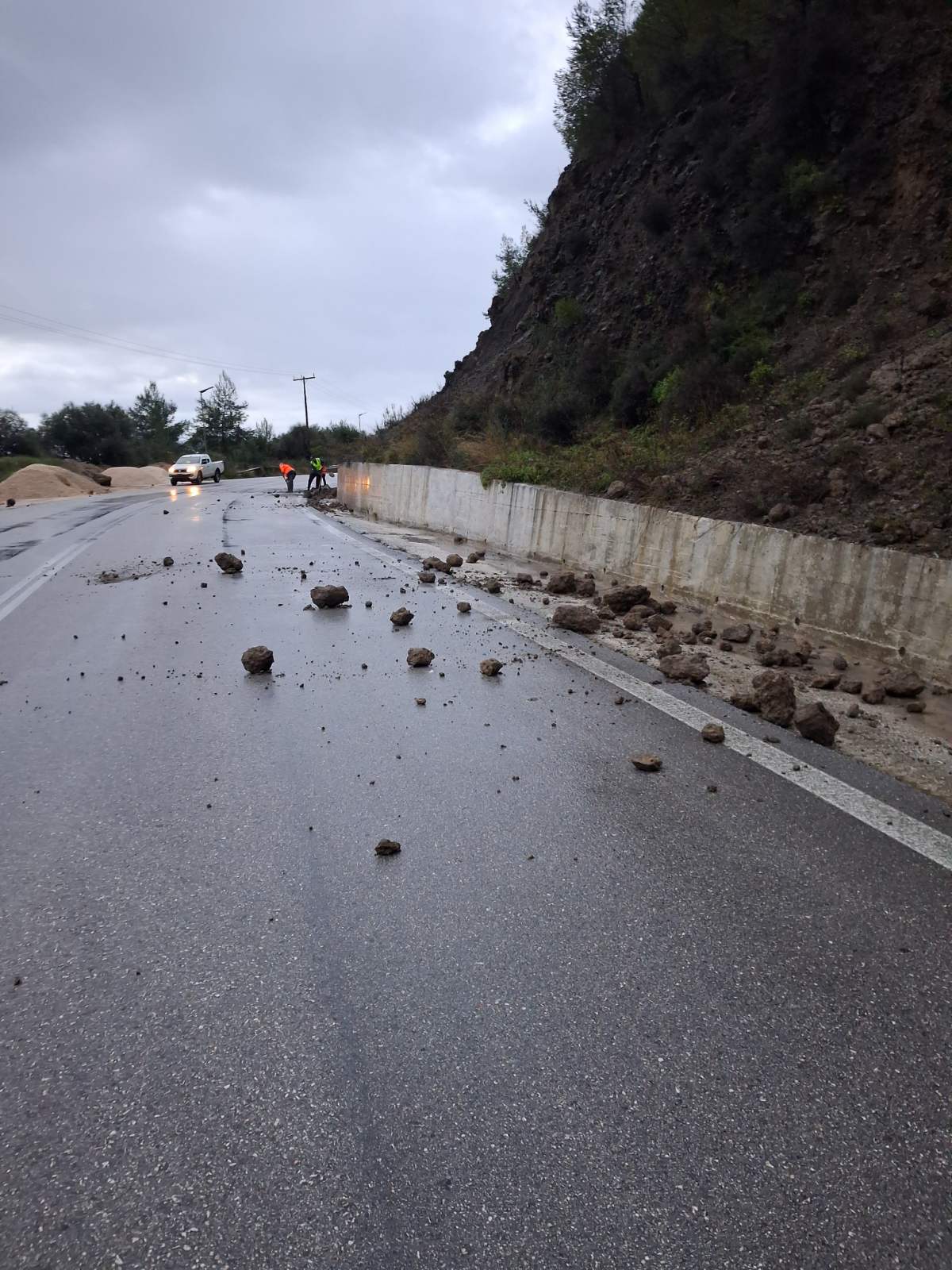 Στο έλεος της κακοκαιρίας η Ήπειρος με κλειστούς δρόμους και νέες κατολισθήσεις
