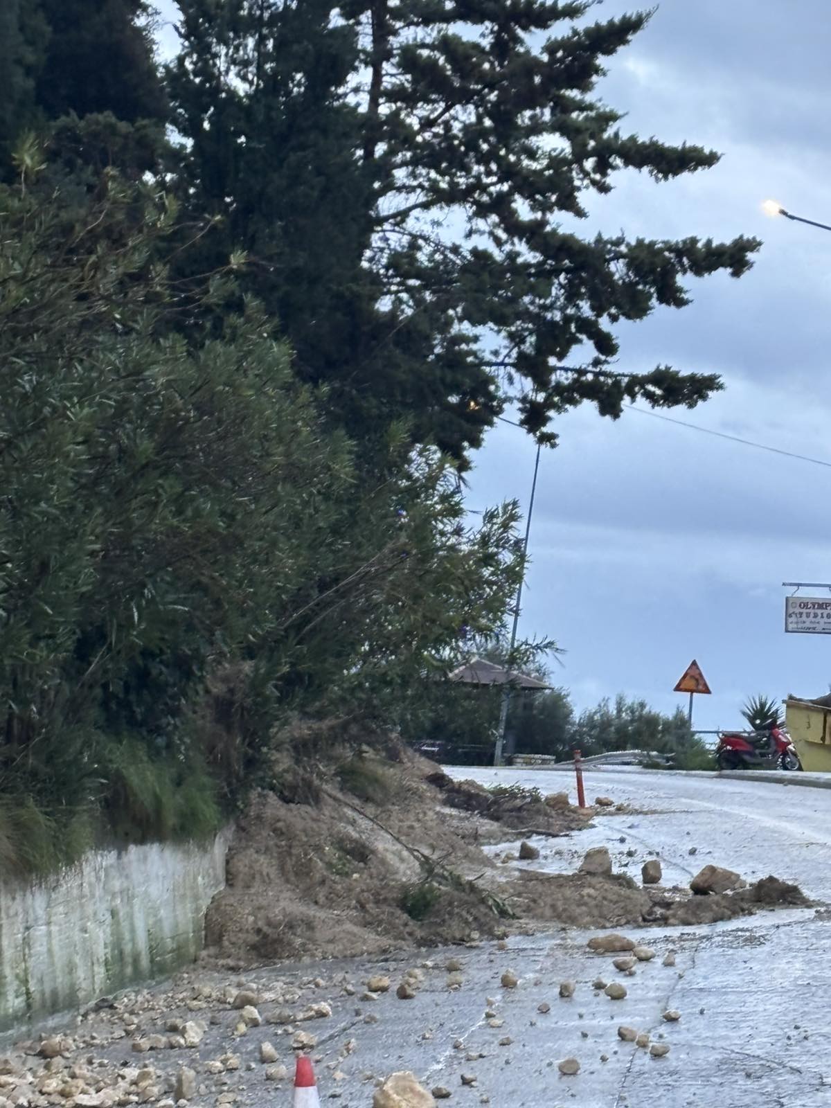 Στο έλεος της κακοκαιρίας η Ήπειρος με κλειστούς δρόμους και νέες κατολισθήσεις