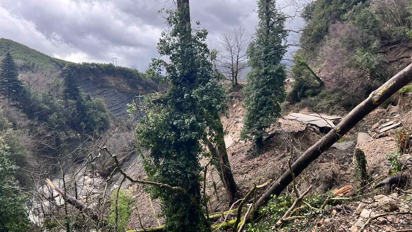 Καθίζηση «κατάπιε» τη 2η επαρχιακή οδό στα Τζουμέρκα