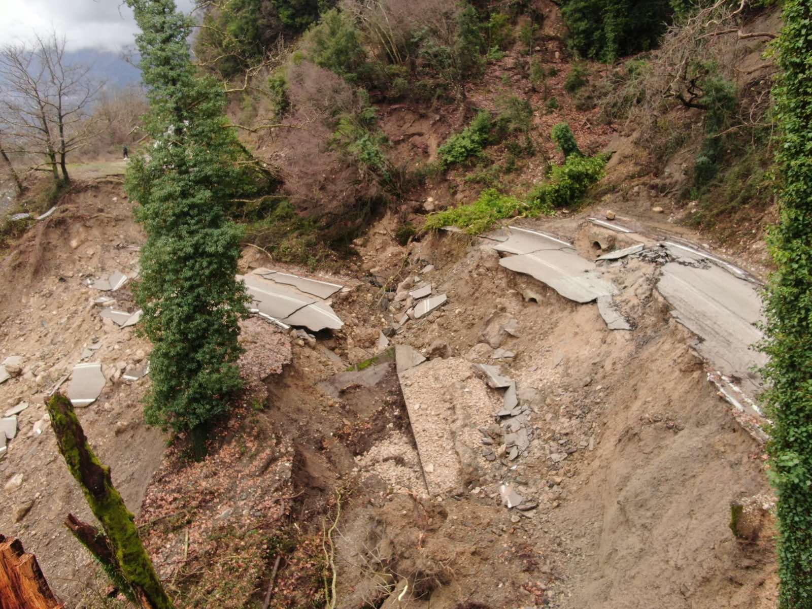 Καθίζηση «κατάπιε» τη 2η επαρχιακή οδό στα Τζουμέρκα