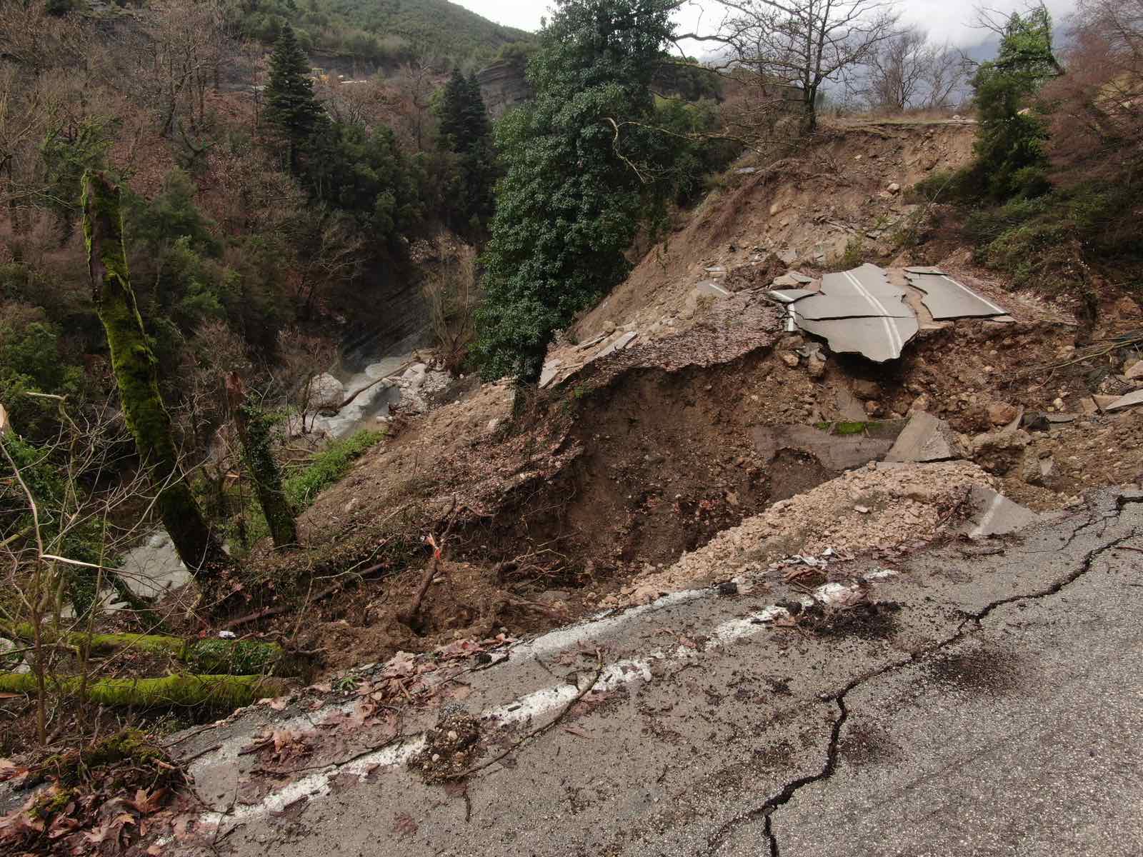 Καθίζηση «κατάπιε» τη 2η επαρχιακή οδό στα Τζουμέρκα