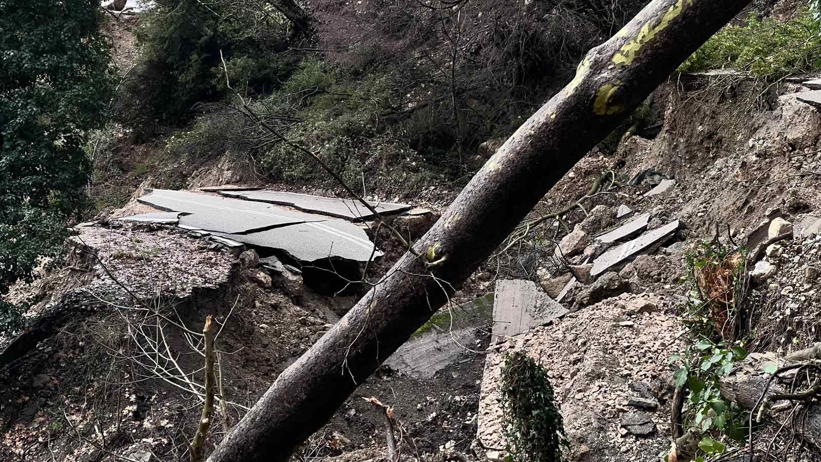 Καθίζηση «κατάπιε» τη 2η επαρχιακή οδό στα Τζουμέρκα