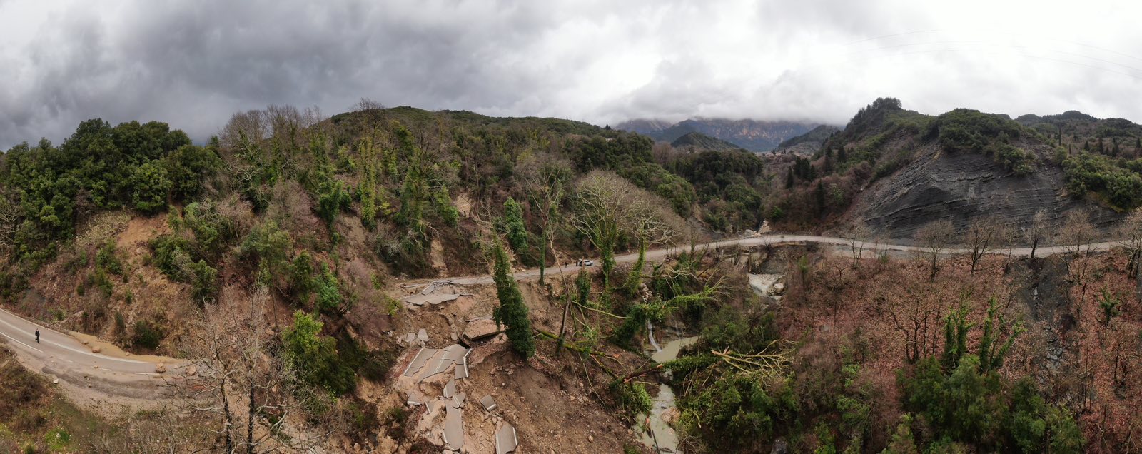 Καθίζηση «κατάπιε» τη 2η επαρχιακή οδό στα Τζουμέρκα