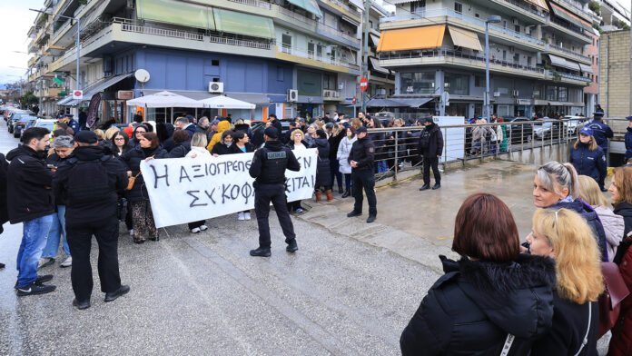 Πώς οι εργαζόμενοι της «Βιολάντα» υποστήριξαν τον ιδιοκτήτη, παρά τον θάνατο πέντε συναδέλφων τους