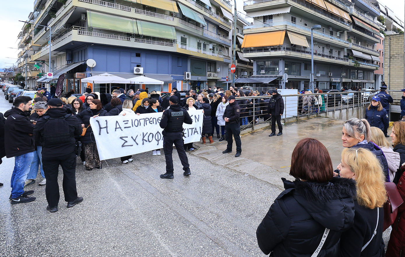Πώς οι εργαζόμενοι της «Βιολάντα» υποστήριξαν τον ιδιοκτήτη, παρά τον θάνατο πέντε συναδέλφων τους