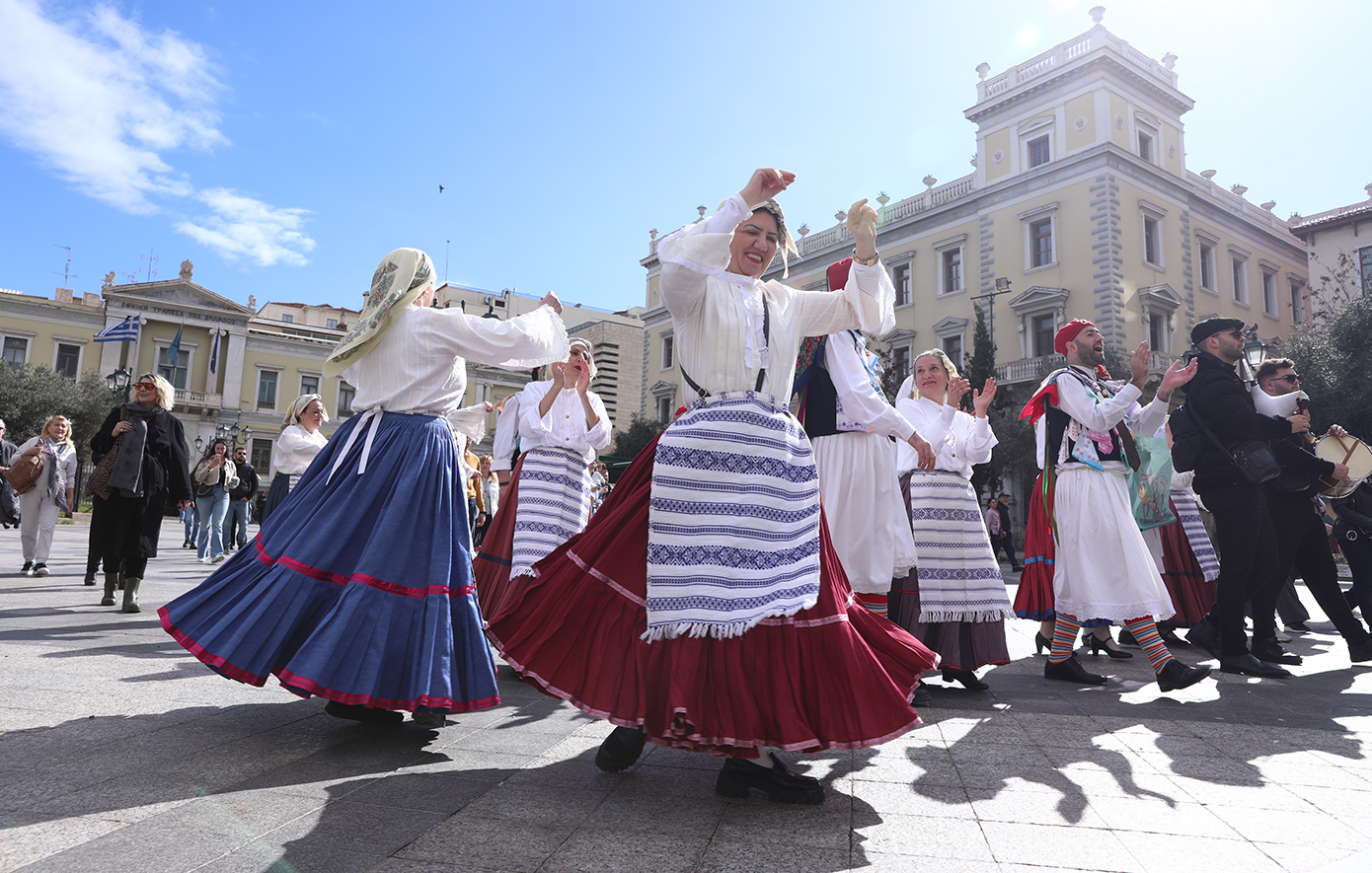 Τσικνοπέμπτη: Ζωντανός χορός σε Ερμού και Κοτζιά – Αναβίωση του εθίμου των Κορδελάτων