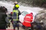 Συναρπαστική διάσωση ηλικιωμένου σε απευθείας μετάδοση – Το όχημά του κατέληξε σε γκρεμό κοντά σε ρέμα