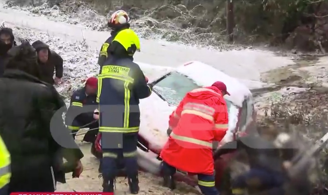 Συναρπαστική διάσωση ηλικιωμένου σε απευθείας μετάδοση – Το όχημά του κατέληξε σε γκρεμό κοντά σε ρέμα