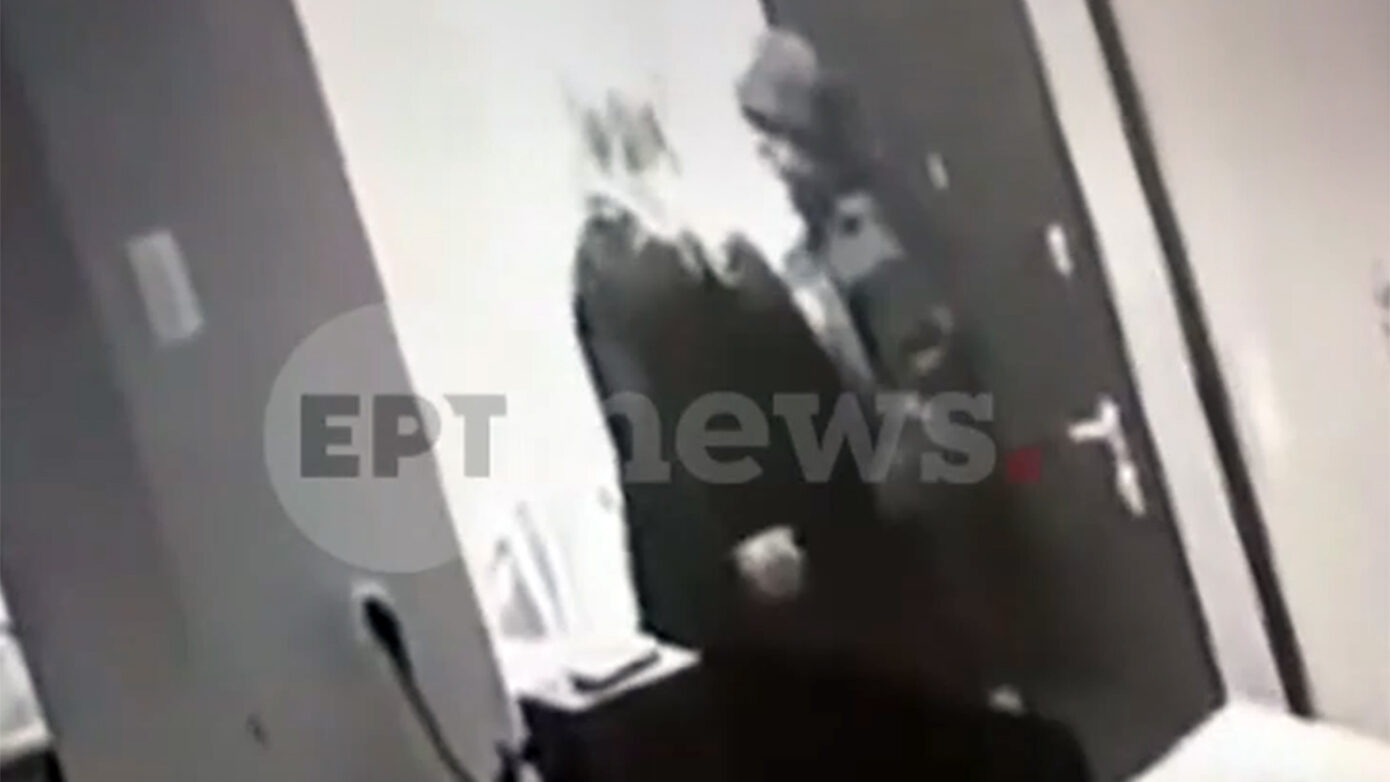 Συγκλονιστικό βίντεο από τη στιγμή που ο 64χρονος δράστης σεξουαλικής επίθεσης στην 25χρονη ΑμεΑ συναντά τη μητέρα της