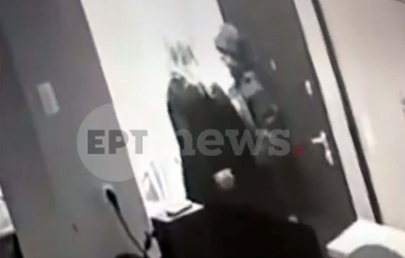 Συγκλονιστικό βίντεο από τη στιγμή που ο 64χρονος δράστης σεξουαλικής επίθεσης στην 25χρονη ΑμεΑ συναντά τη μητέρα της