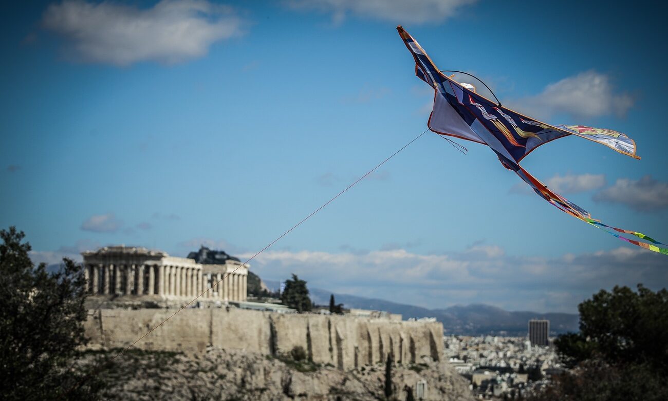 Σαρακοστιανές γεύσεις και γλέντι στον Λόφο Φιλοπάππου – Χαρταετοί ζωγράφισαν τον ουρανό της Αθήνας