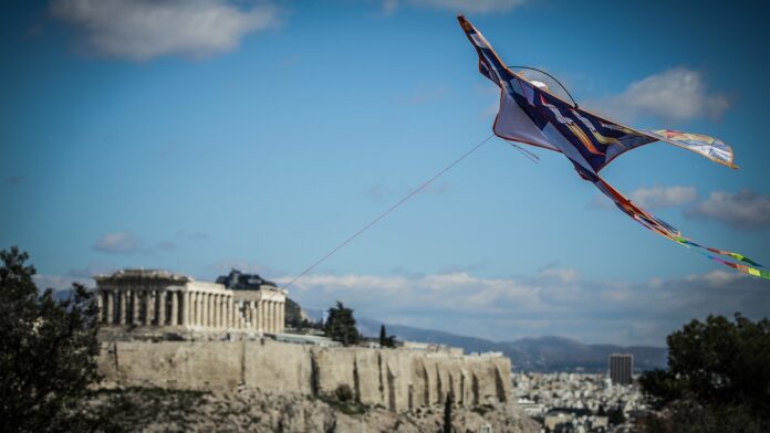 Σαρακοστιανές γεύσεις και γλέντι στον Λόφο Φιλοπάππου – Χαρταετοί ζωγράφισαν τον ουρανό της Αθήνας