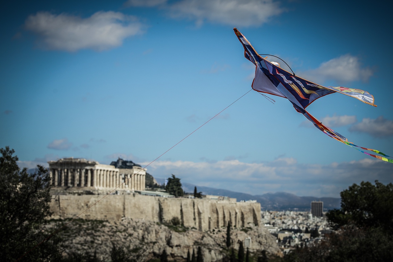 Σαρακοστιανές γεύσεις και γλέντι στον Λόφο Φιλοπάππου – Χαρταετοί ζωγράφισαν τον ουρανό της Αθήνας