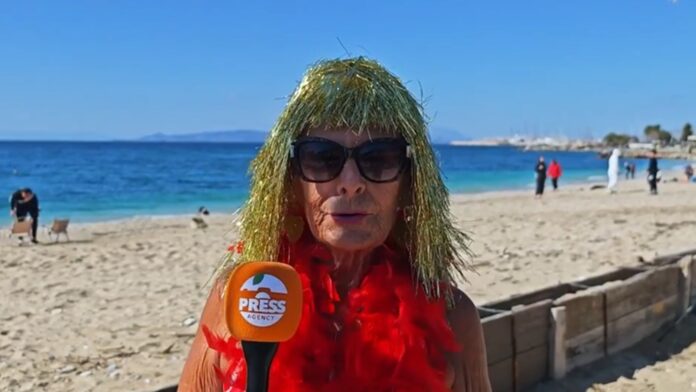 Με λαγάνα και ταραμά στη θάλασσα: Τα Κούλουμα των χειμερινών κολυμβητών στον Άλιμο – «Είναι στάση ζωής»