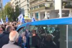 Σύγκρουση οδηγών ταξί με Ι.Χ. που μεταφέρει επιβάτες στο Σύνταγμα – «Μας παίρνετε τη δουλειά»