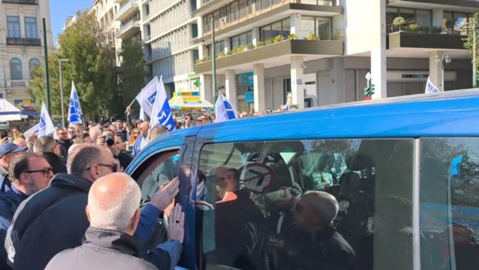 Σύγκρουση οδηγών ταξί με Ι.Χ. που μεταφέρει επιβάτες στο Σύνταγμα – «Μας παίρνετε τη δουλειά»