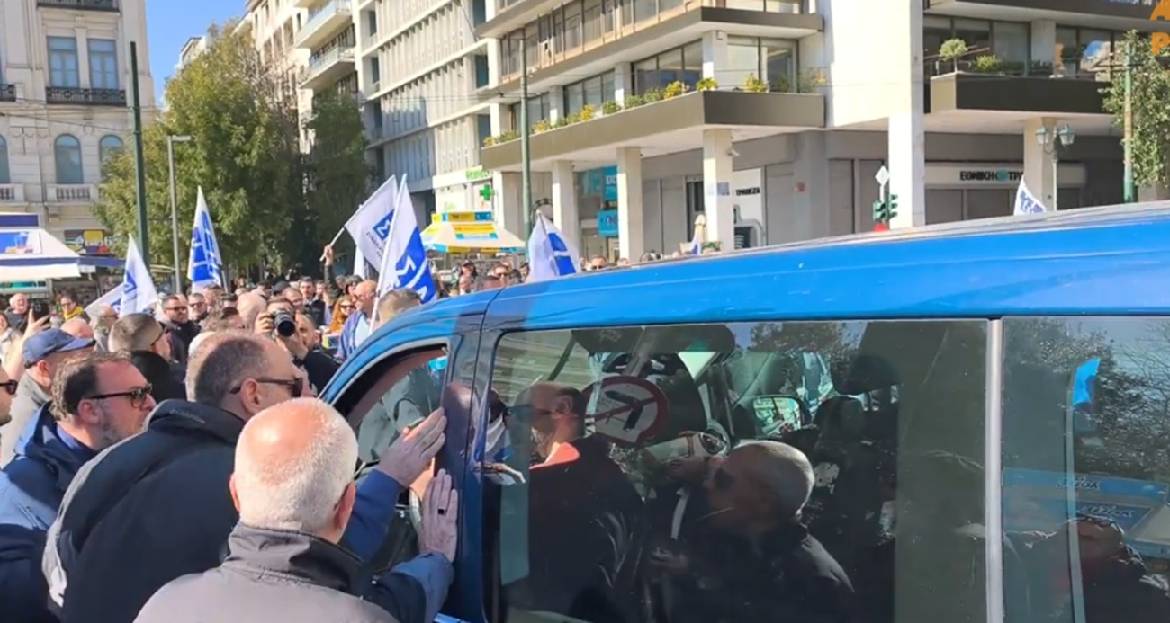 Σύγκρουση οδηγών ταξί με Ι.Χ. που μεταφέρει επιβάτες στο Σύνταγμα – «Μας παίρνετε τη δουλειά»