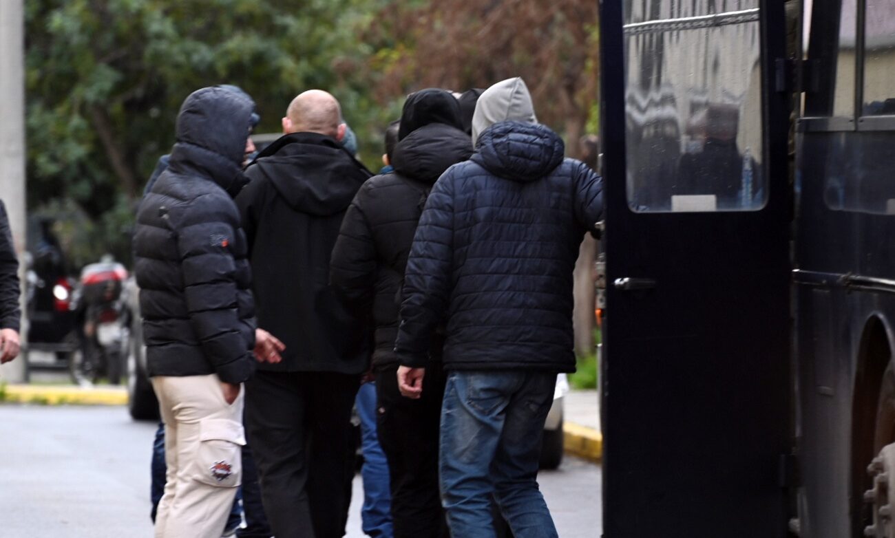 Στην Ευελπίδων οι εμπλεκόμενοι στο κύκλωμα παράνομων τσιγάρων – Ο «Πούτιν», ο «πρόεδρος» και τα 5 εκατ. ευρώ το μήνα
