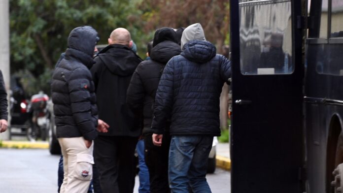 Στην Ευελπίδων οι εμπλεκόμενοι στο κύκλωμα παράνομων τσιγάρων – Ο «Πούτιν», ο «πρόεδρος» και τα 5 εκατ. ευρώ το μήνα