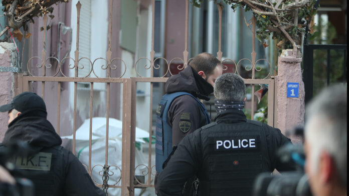 Έγκλημα υποδεικνύουν οι ιατροδικαστές για το θάνατο της 59χρονης στη Θεσσαλονίκη – Την στραγγάλισαν με λουρί τσάντας
