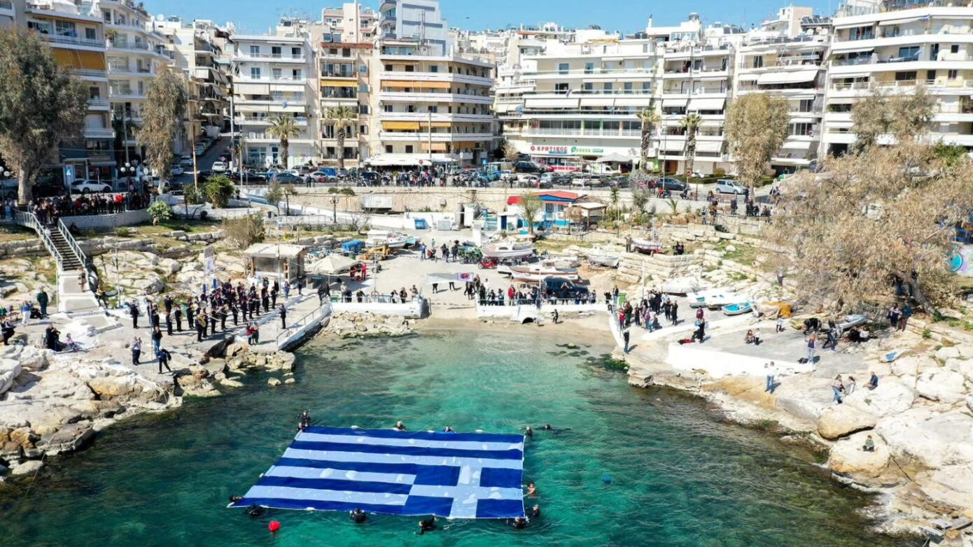 Η Γαλανόλευκη κυματίζει στον Πειραιά για την Εθνική Επέτειο της 25ης Μαρτίου 1821