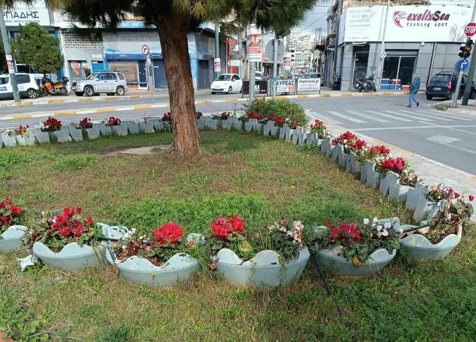 Φρέσκες δενδροφυτεύσεις στα Καμίνια προσθέτουν περισσότερο πράσινο στις συνοικίες του Πειραιά