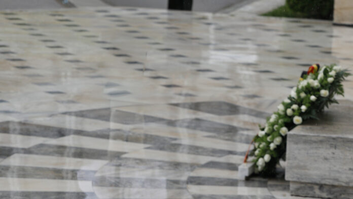 “Το απίστευτο περιστατικό στην Ελευσίνα – Κατά την κατάθεση στεφάνων ακούστηκε ο ύμνος της χούντας”