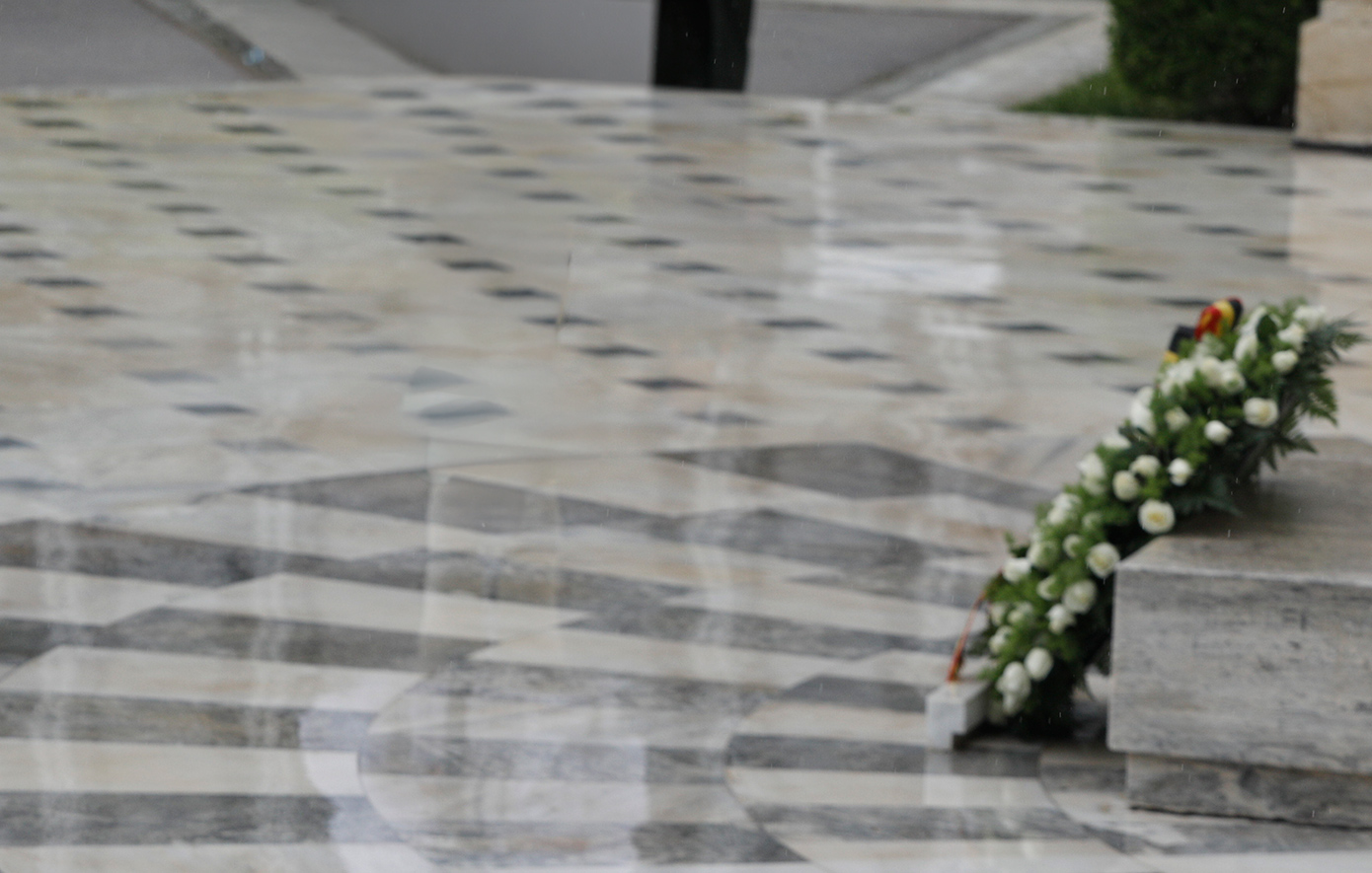 “Το απίστευτο περιστατικό στην Ελευσίνα – Κατά την κατάθεση στεφάνων ακούστηκε ο ύμνος της χούντας”