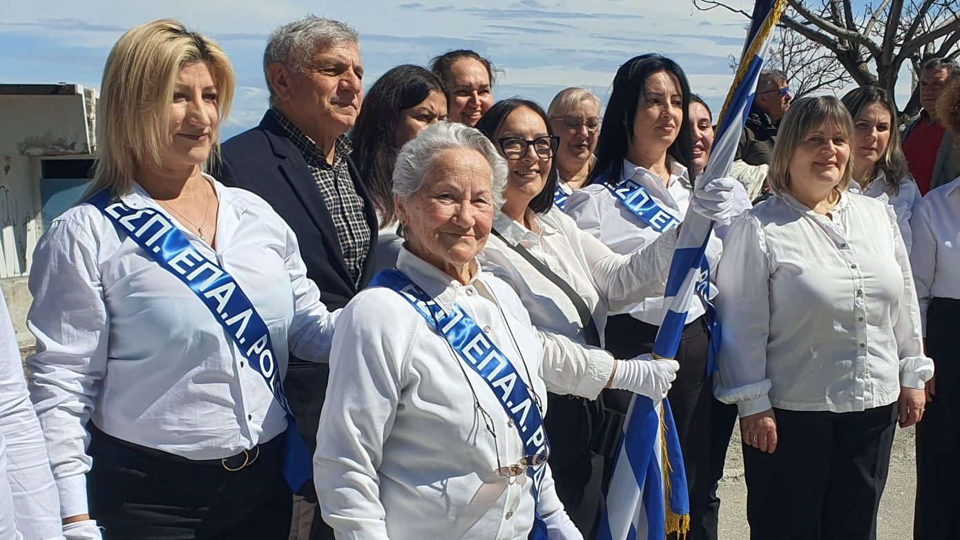 Η 82χρονη κυρία Σοφία, μαθήτρια του Εσπερινού ΕΠΑΛ Ρόδου, παρέλασε με υπερηφάνεια μπροστά σε πλήθος κόσμου