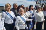Η 82χρονη κυρία Σοφία, μαθήτρια του Εσπερινού ΕΠΑΛ Ρόδου, παρέλασε με υπερηφάνεια μπροστά σε πλήθος κόσμου